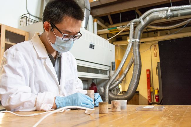 Wenyuan Li assembles a solid electrolysis cell