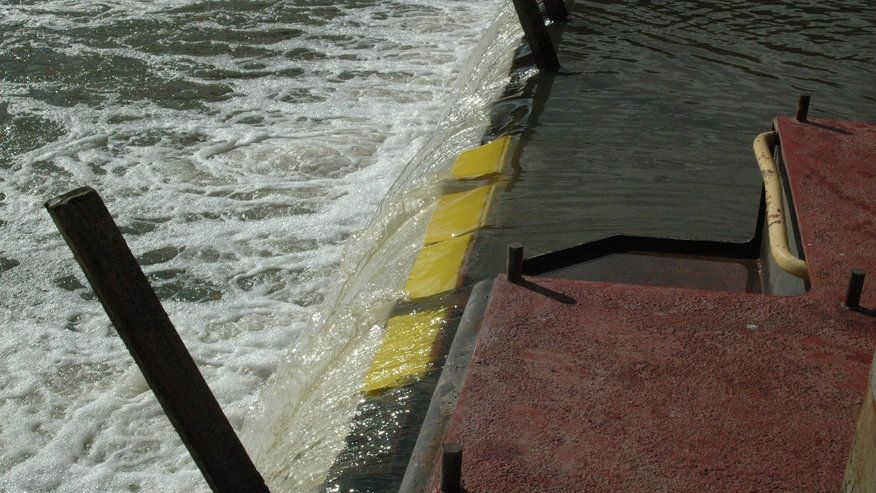 Wicketgates (yellow) in the Illinois River.